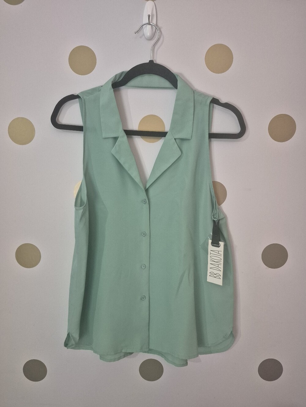 NWT BB Dakota Mint Green Sleeveless Button Down Blouse Top - Medium